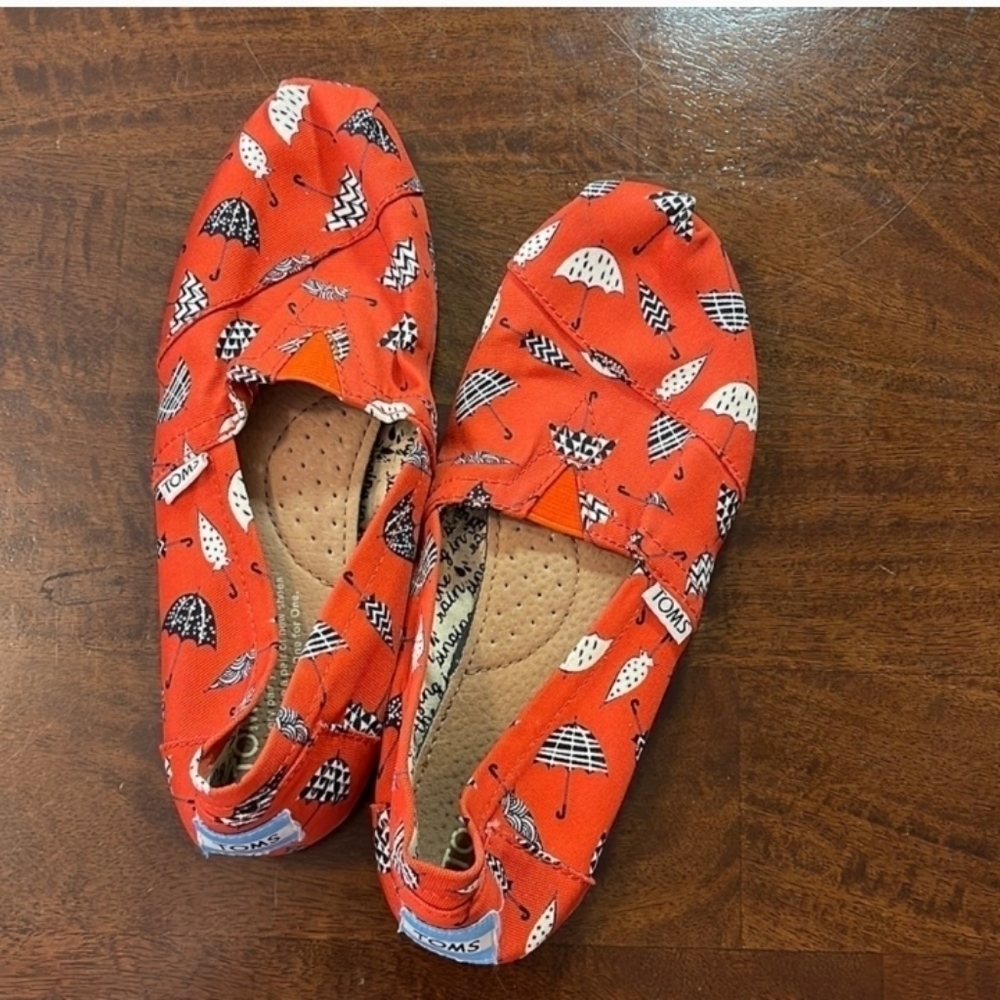 GREAT CONDITION TOMS SHOES IN ORANGE W/ UMBRELLAS ON THEM. SZ 7 LIKE NEW